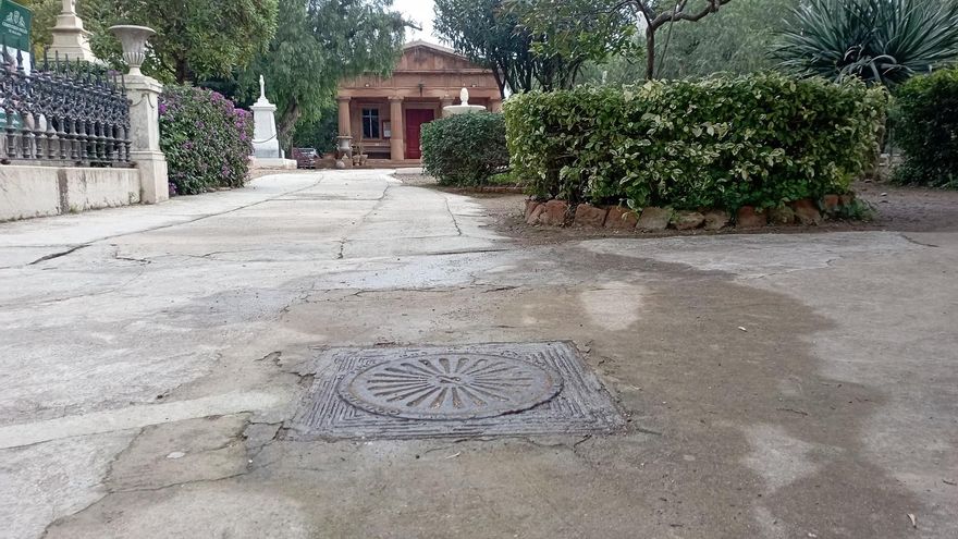 Una tapa de registro de la Málaga del XIX