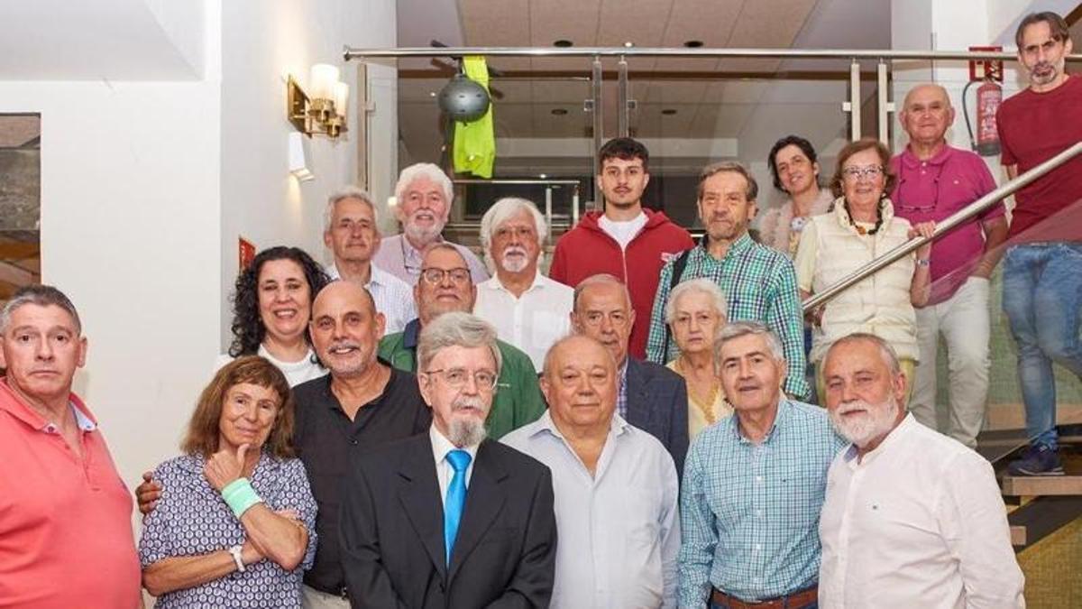 Manuel López «Lito» (con corbata), con Llaneza a su derecha.