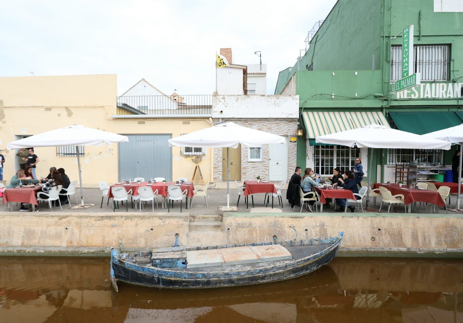 Los restaurantes en el Palmar, a medio gas por el incendio en El Saler