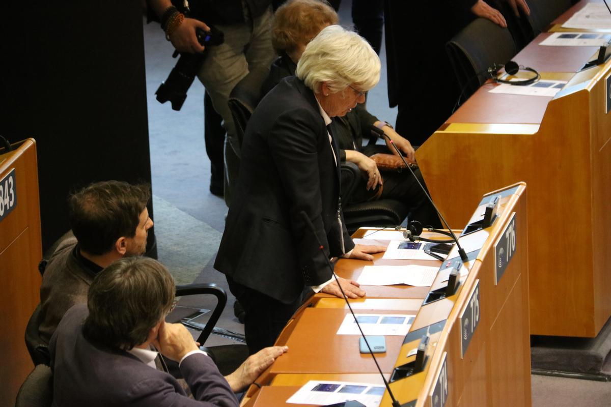 La eurodiputada de Junts Clara Ponsatí asiste al pleno del Parlamento Europeo acompañada de Carles Puigdemont y Toni Comín tras la detención y posterior puesta en libertad en el regreso a Catalunya.