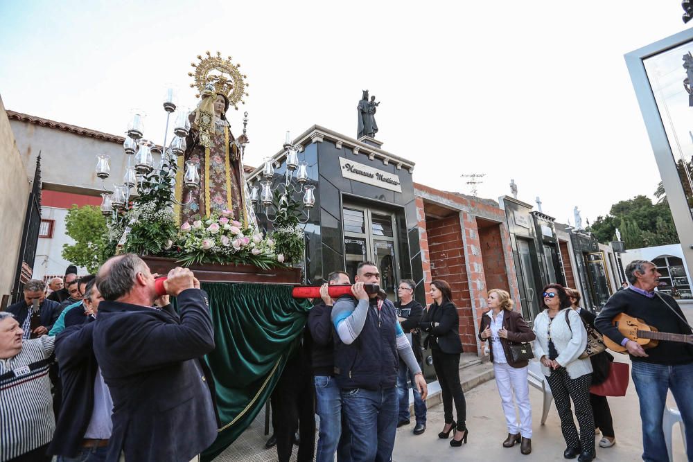 Un amplio número de vecinos se sumó a la celebración de los 200 años del cementerio de Cox.