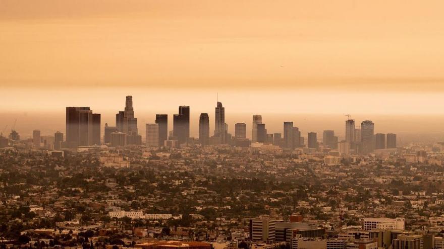 Vista del centro de Los Ángeles bajo un cielo nublado naranja por el humo de los incendios.