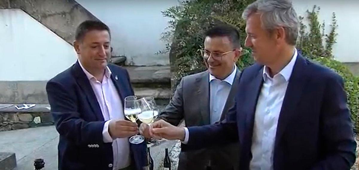 O alcalde de Boqueixón, Manuel Fernández, o conselleiro do Medio Rural, José González, e o presidente da Xunta, Alfonso Rueda. Foto: C.G