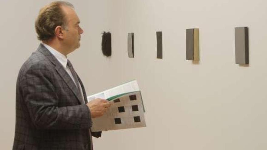 Arriba: Misha Bies Golas, ayer, en el espacio que ocupa su exposición dentro del CGAC. Izquierda: José Crespo, alcalde de Lalín, visitó la muestra el día de su inauguración.  // Xoán Álvarez