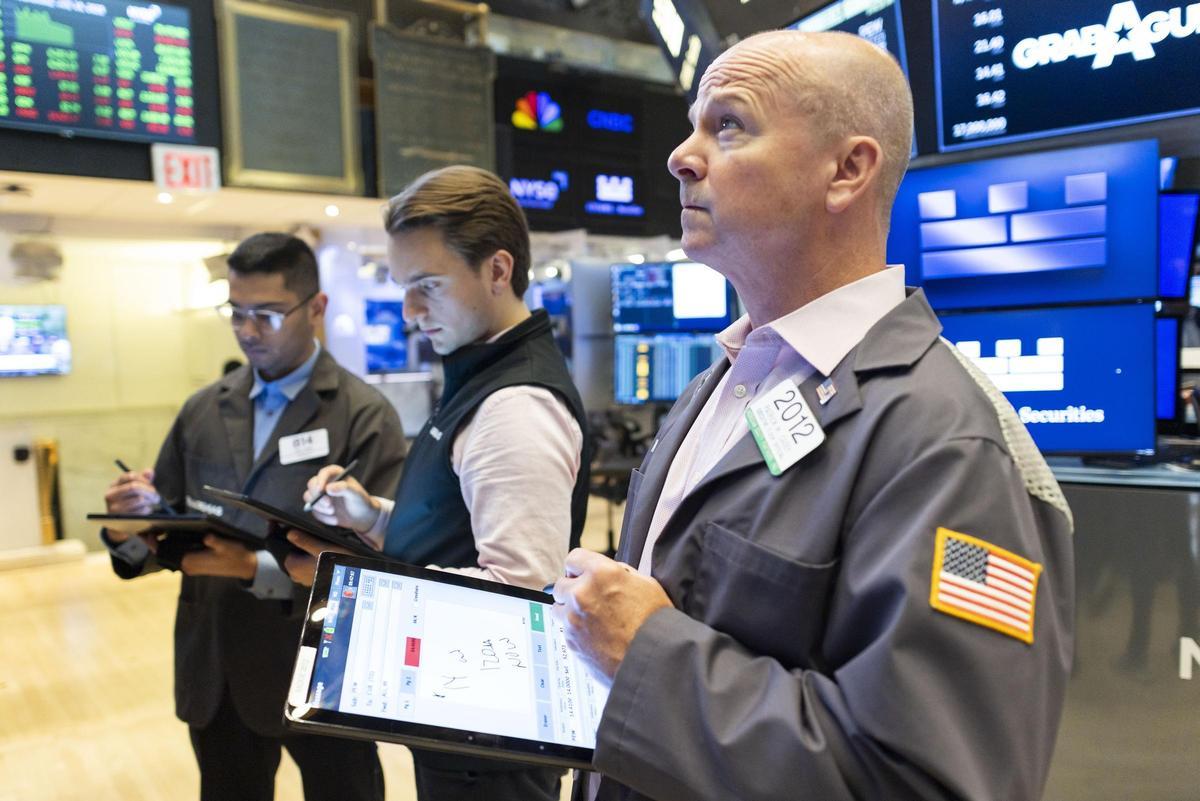 Operadores trabajan en el parqué de la Bolsa de Valores de Nueva York (NYSE), en una imagen de archivo.