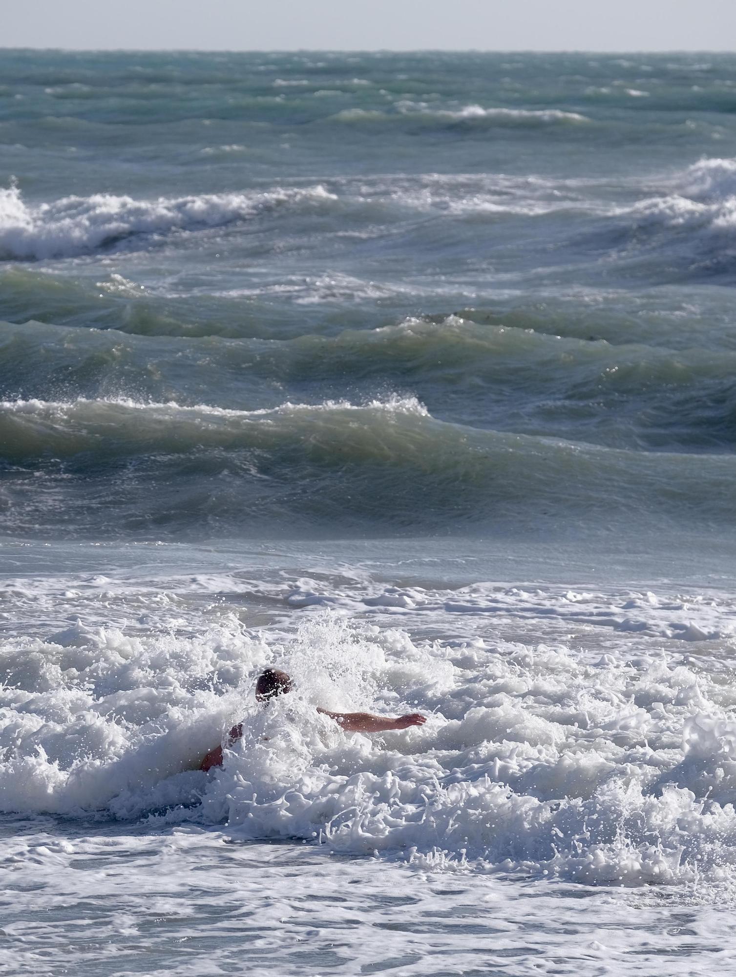 Borrasca Ciarán en Mallorca: Las fotos de los chapuzones de bañistas en pleno temporal