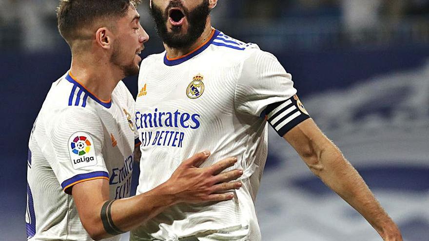 Benzema celebra uno de sus goles con Valverde. |  // REUTERS