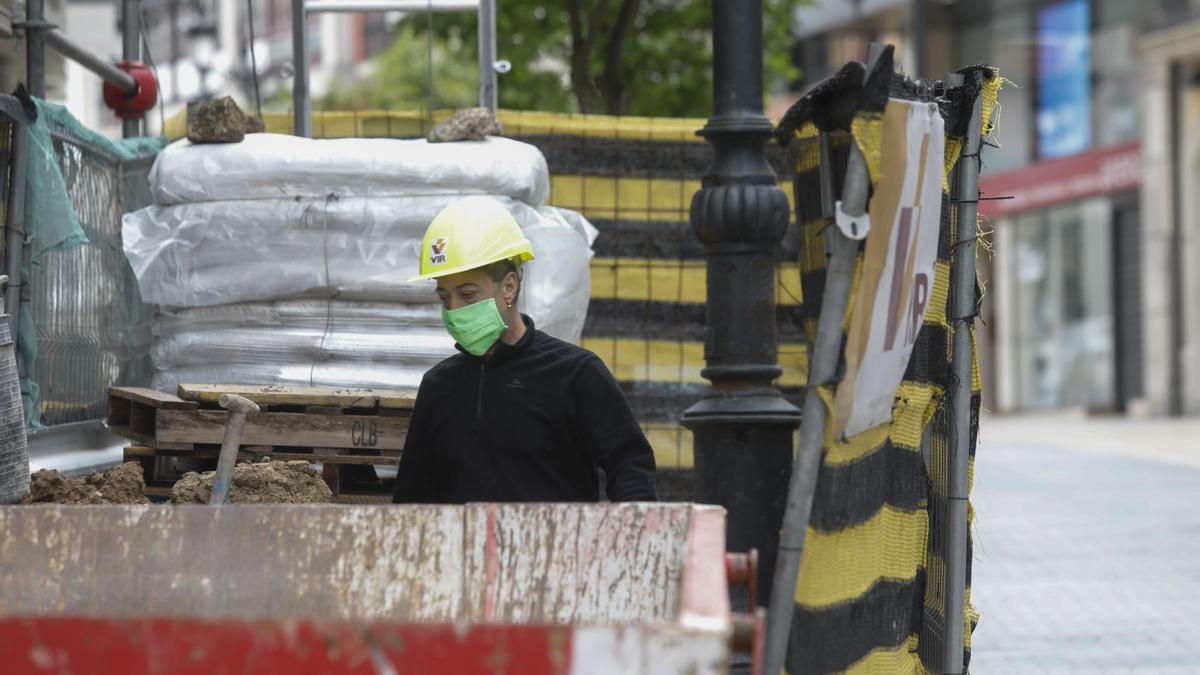 Un trabajador en un edificio en construcción.