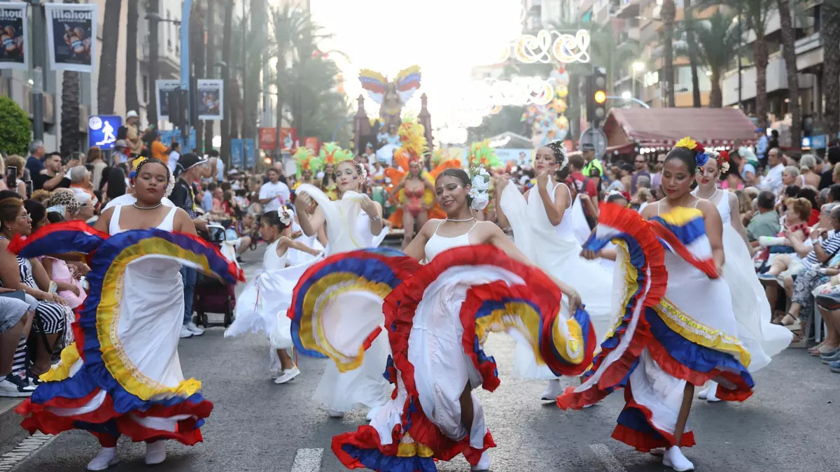 Las Hogueras se viven con diferente acento en el desfile folclórico