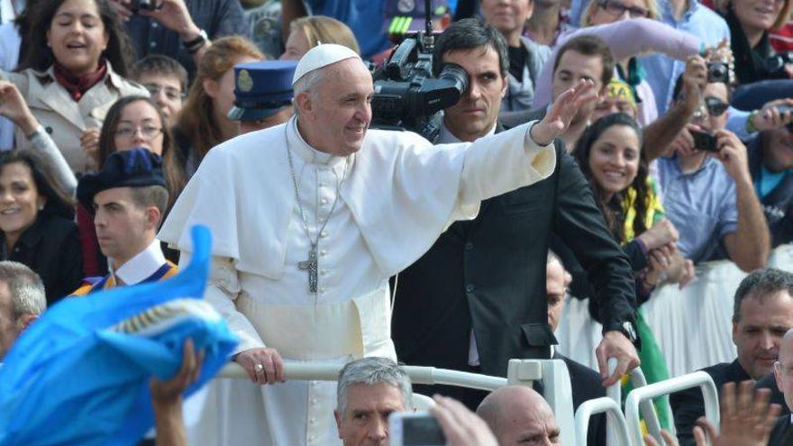 Francisco &quot;recoge el testigo&quot; de Ratzinger y celebra la audiencia pública