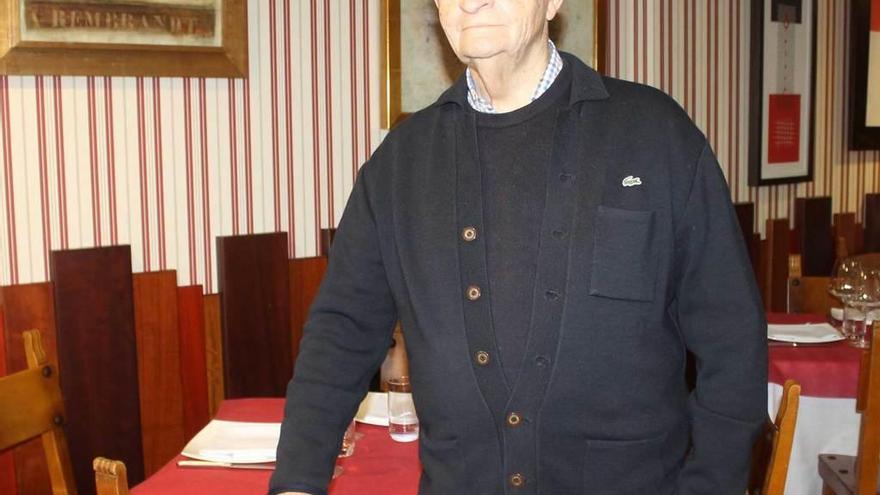 Álvaro García, en su restaurante de Otur.