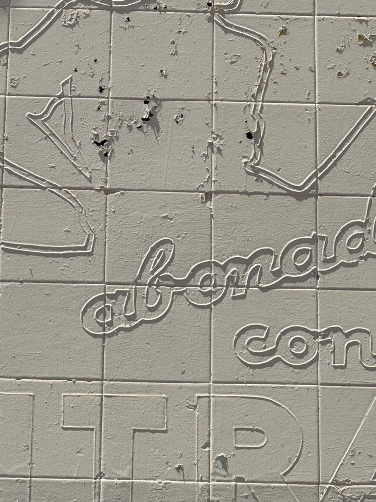 Recuperación del primer cartel de mosaico de nitratos de Chile en Agüimes