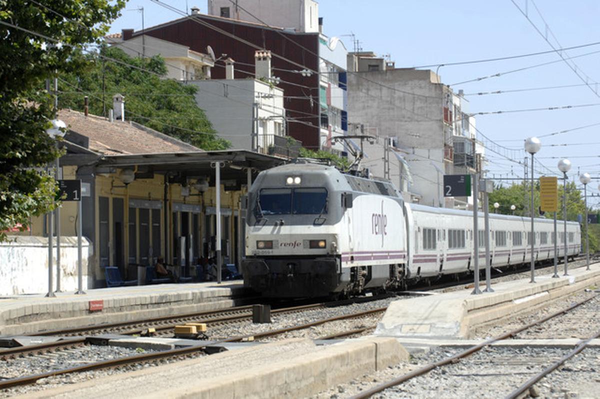 Imatge d’arxiu d’un tren parat a l’estació de Cambrils.