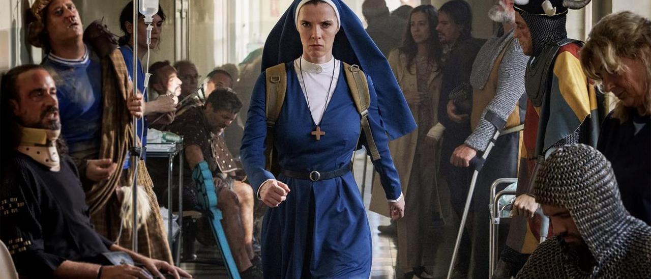 Betty Gilpin (Simone) en ’Mrs. Davis’.