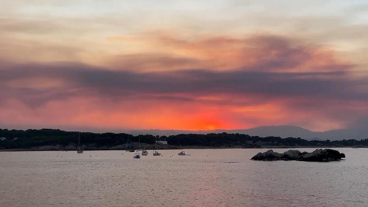 El fum de l’incendi de la Catalunya del Nord, visible des de la Punta de l’Escala al capvespre.