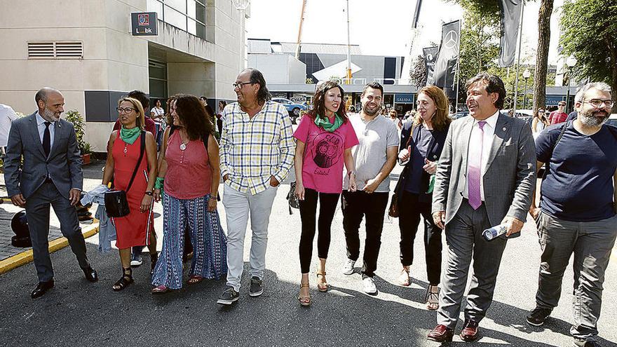 La delegación de Podemos y de sus marcas municipales, ayer, de paseo por la Feria de Muestras.