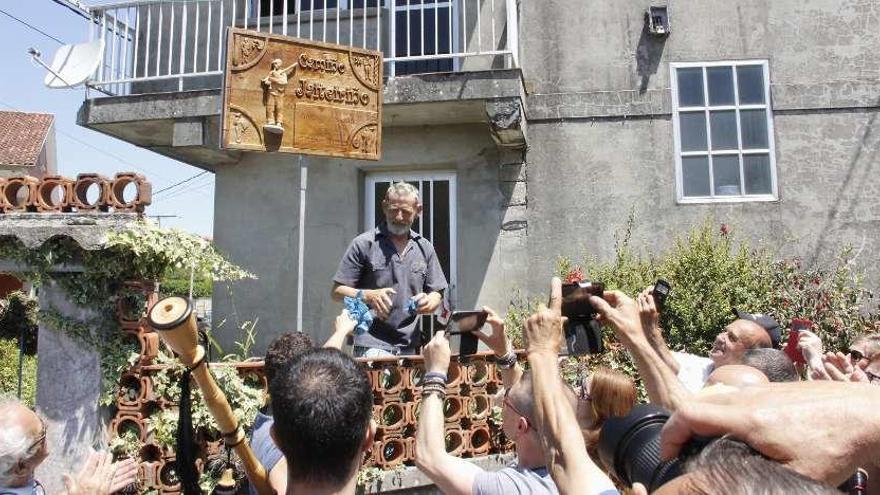 Momento en el que se descubre la escultura dedicada O Ghaiteiriño. // S.A.