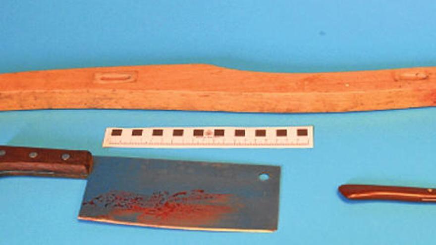 El palo de madera y el hacha de carnicero empleados en la brutal agresión fueron intervenidos.