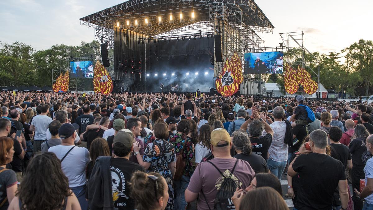 El p�blico siguiendo uno de los conciertos en el escenario principal en el Azkena Rock Festival en VitoriaGasteiz.jpg