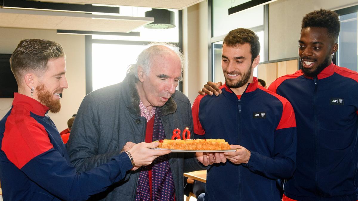 Iribar celebra su 80º cumpleaños con los capitanes del Athletic.