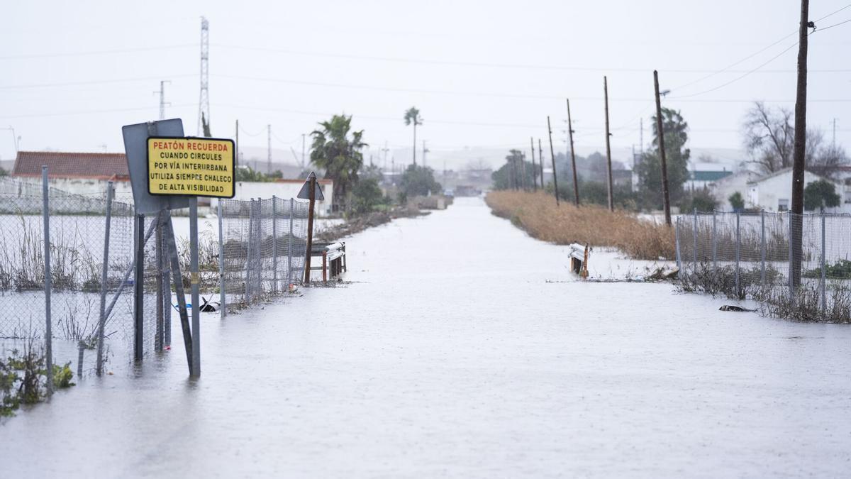 Imágenes desbordamientos en El Palmar de Troya este sábado 7 de febrero.