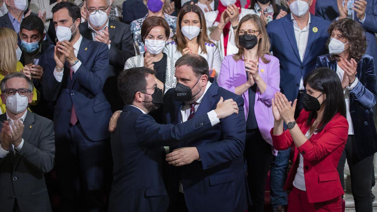 Junqueras y Aragonès se abrazan tras la investidura.