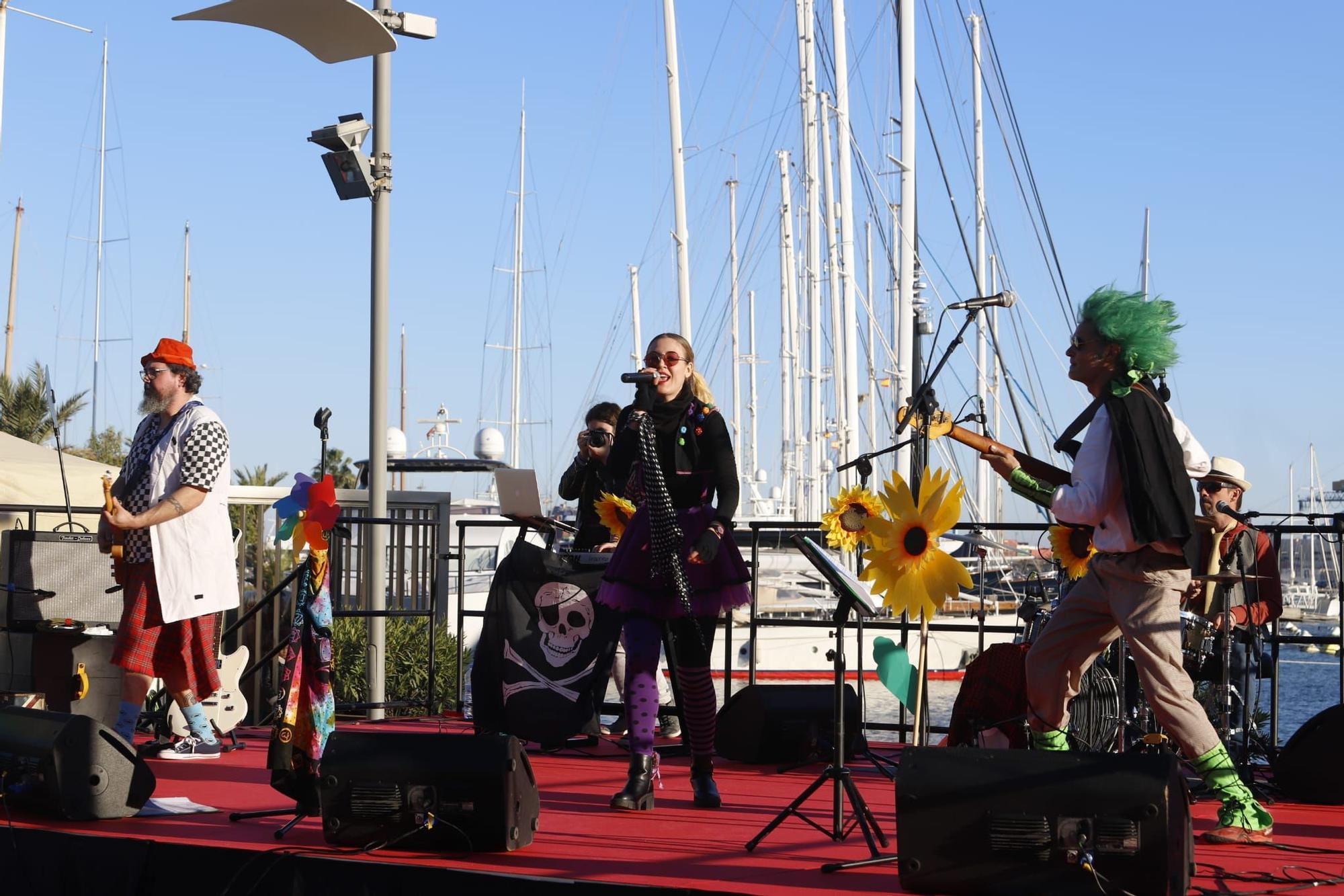 Cientos de niños reciben a los Reyes en el Puerto de València