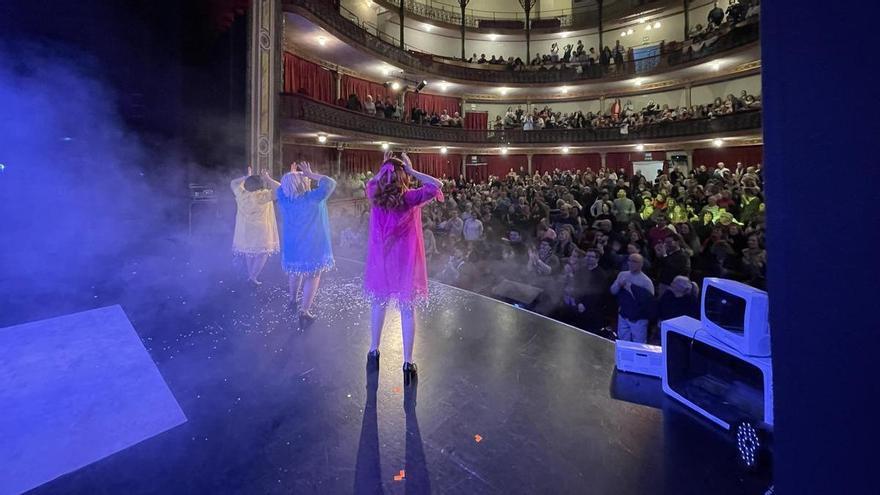 ‘Las que tienen que servir’ llena el Gran Teatro de Cáceres y recibe una ovación "de varios minutos"