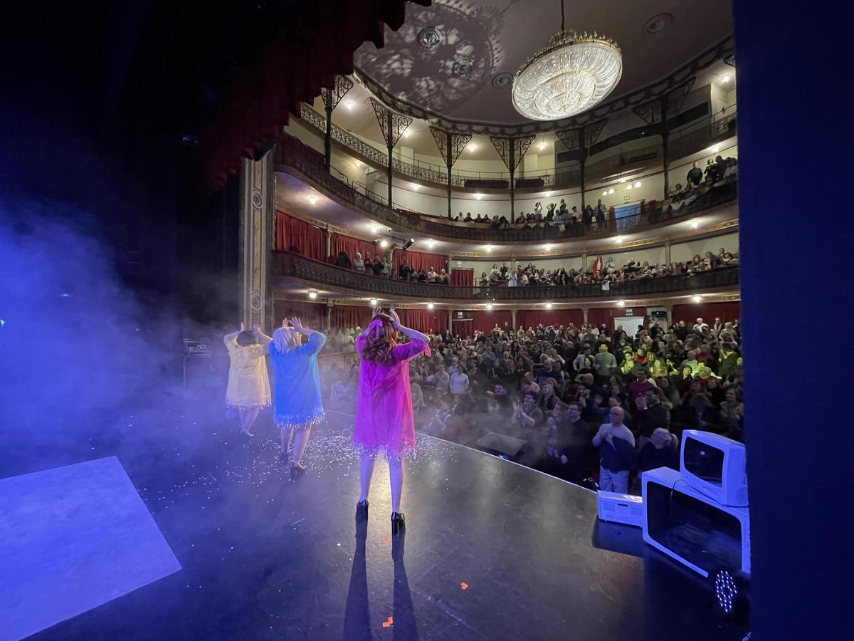 Ovación de varios minutos de un Gran Teatro de Cáceres lleno.