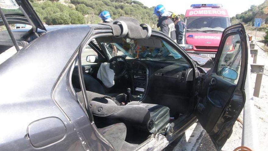 Un vehículo siniestrado en un accidente en la provincia