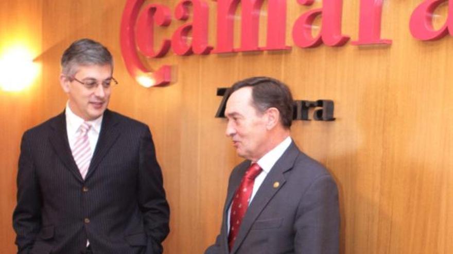 El presidente y el secretario de la Cámara de Comercio.