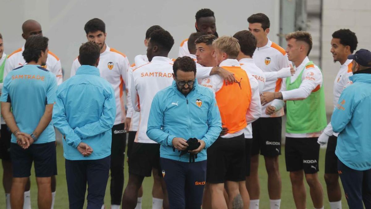 Bordalás, durante un entrenamiento del Valencia