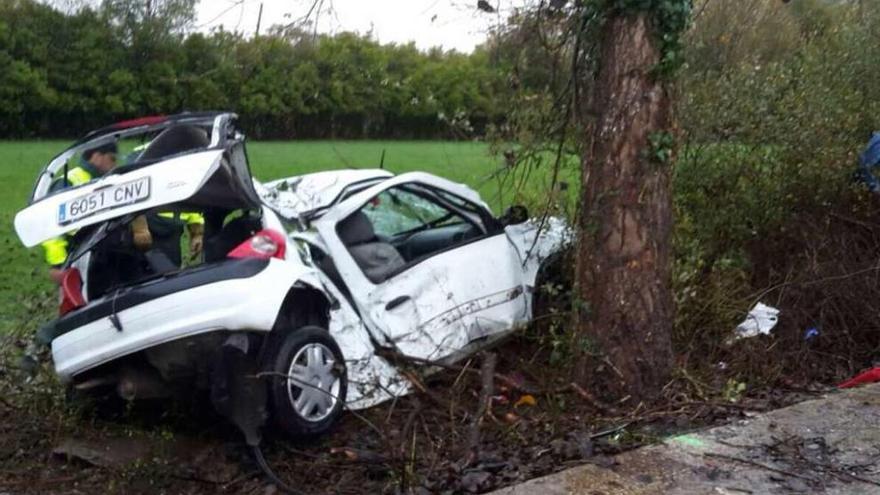 Un joven fallecido y tres heridos en Vilalba al salirse su coche de la vía y chocar con un árbol