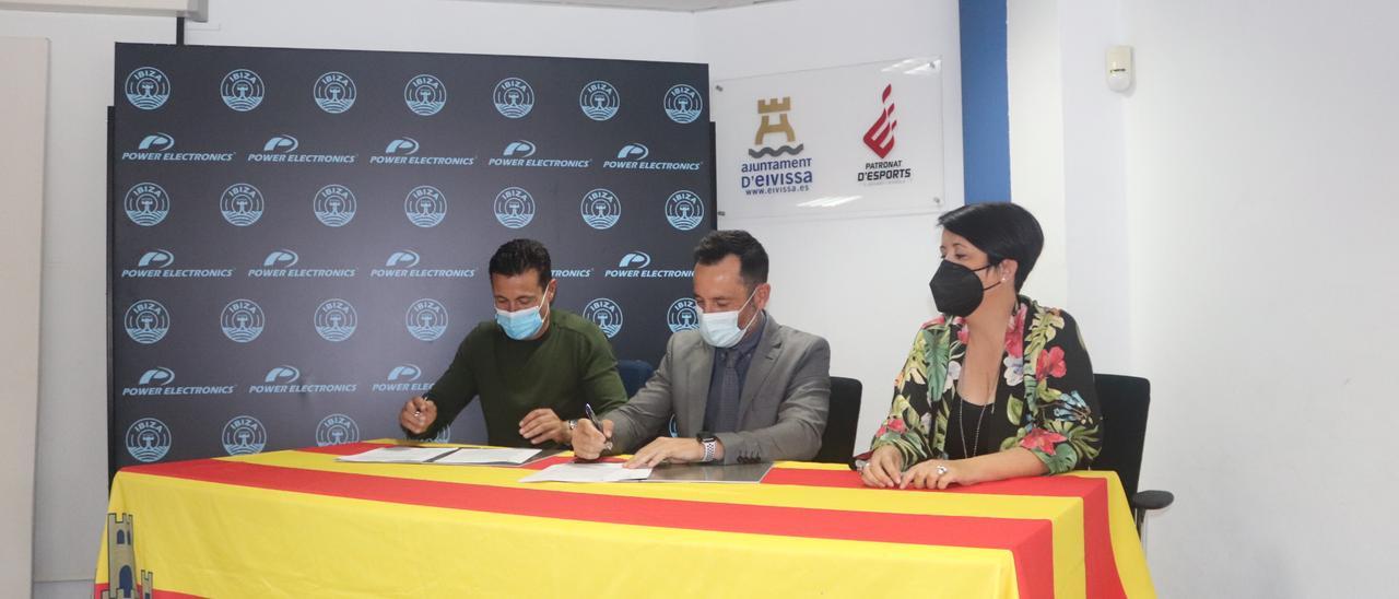 Un momento de la firma del convenio, que ha tenido lugar hoy en la sede del Patronato de Deportes de Vila