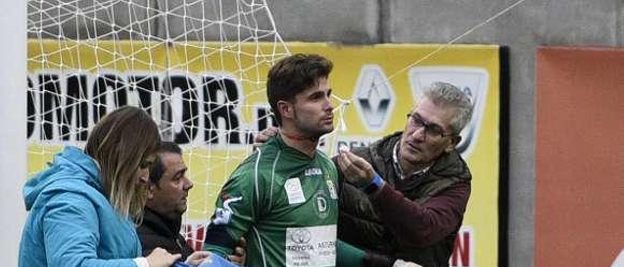 Ernesto Martínez atiende a su hijo Enrique en el partido contra L&#039;Entregu.