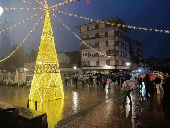 La Navidad prende en la Pola