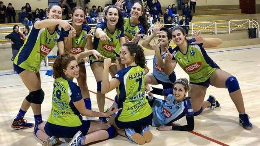 Las jugadoras del Aceites Abril celebran la victoria. // FdV