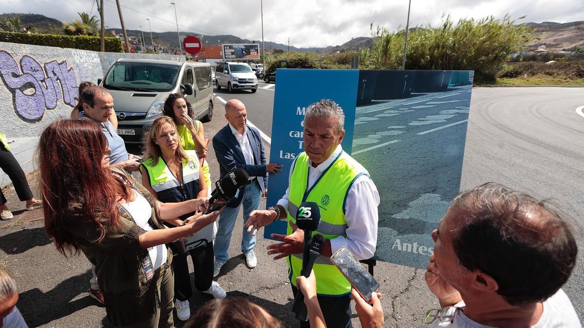 Dámaso Arteaga, consejero de Carreteras del Cabildo, explica las obras en la TF-13 en presencia de la presidenta Rosa Dávila
