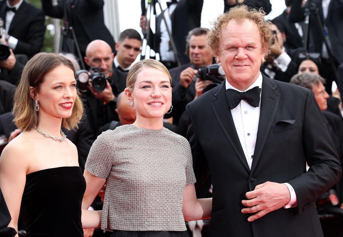 Paula Beer, Emilie Dequenne y el presidente del jurado, John C. Reilly 