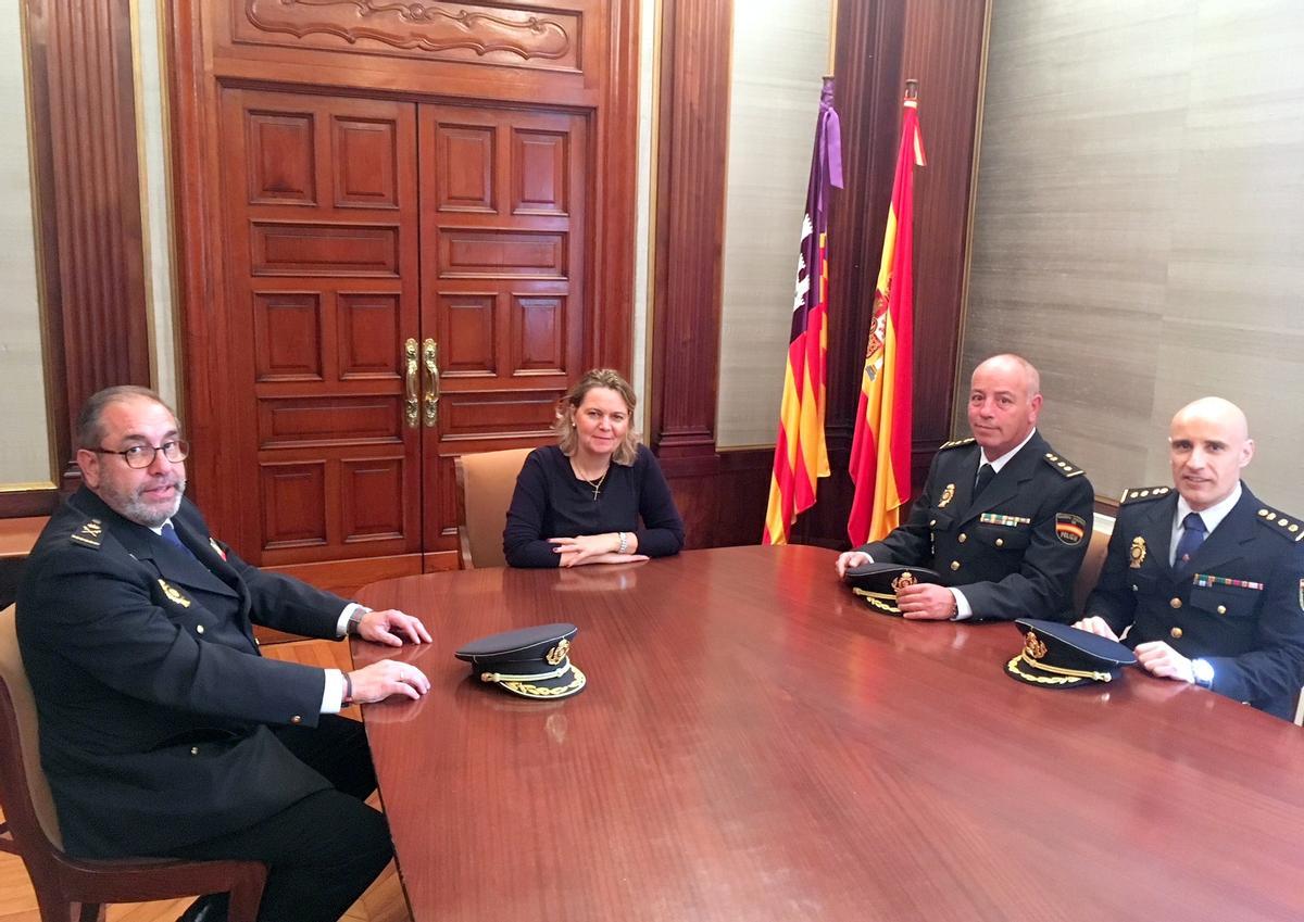 José Antonio Puebla, a la derecha,  a su llegada a Baleares en 2018, junto al jefe superior, Antonio Jarabo, la delegada del Gobierno, María Salom, y el comisario Rafael Claderal
