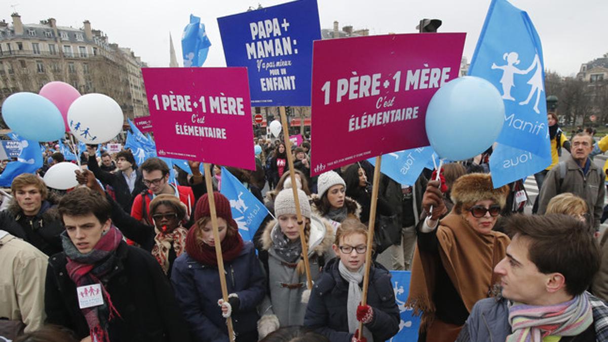 Manifestantes contra la ley que permitirá las bodas y la adopción a los homosexuales, este domingo en París.