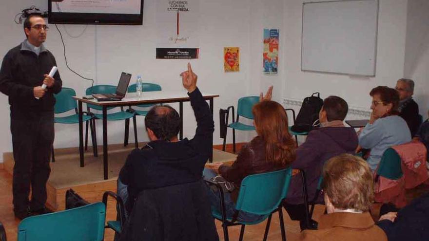 Santamaría, de pie, pregunta a los asistentes sobre el uso que realizan de los medios de comunicación. Foto