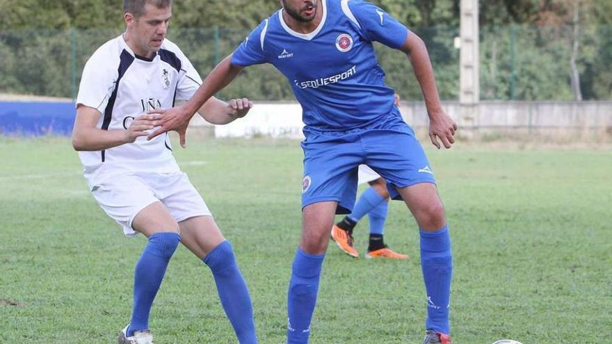 El delantero del UD Ourense Dani Malvido protege el balón ante un jugador del Ribadavia.