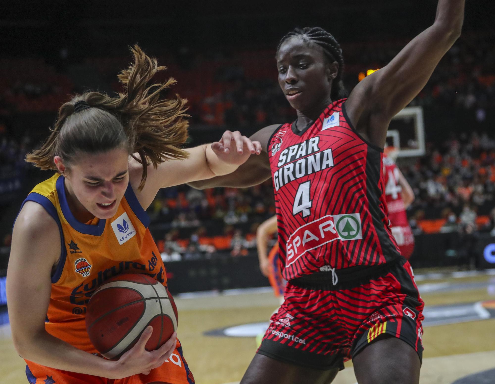 Semifinal de la Copa de la Reina entre el Valencia Basket y el Spar Girona