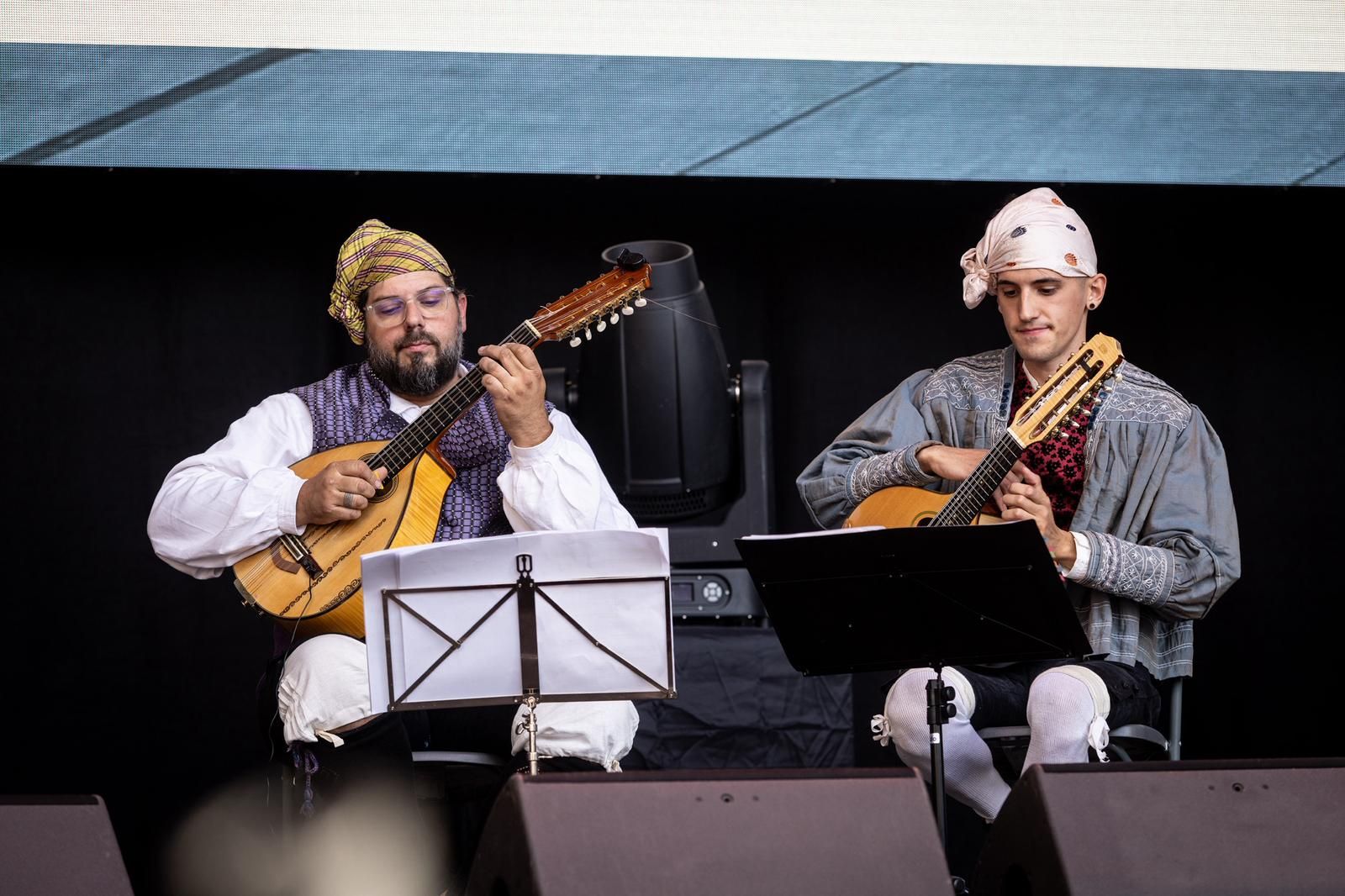En imágenes | Los ganadores del Certamen de jotas bailan y cantan ante la Virgen