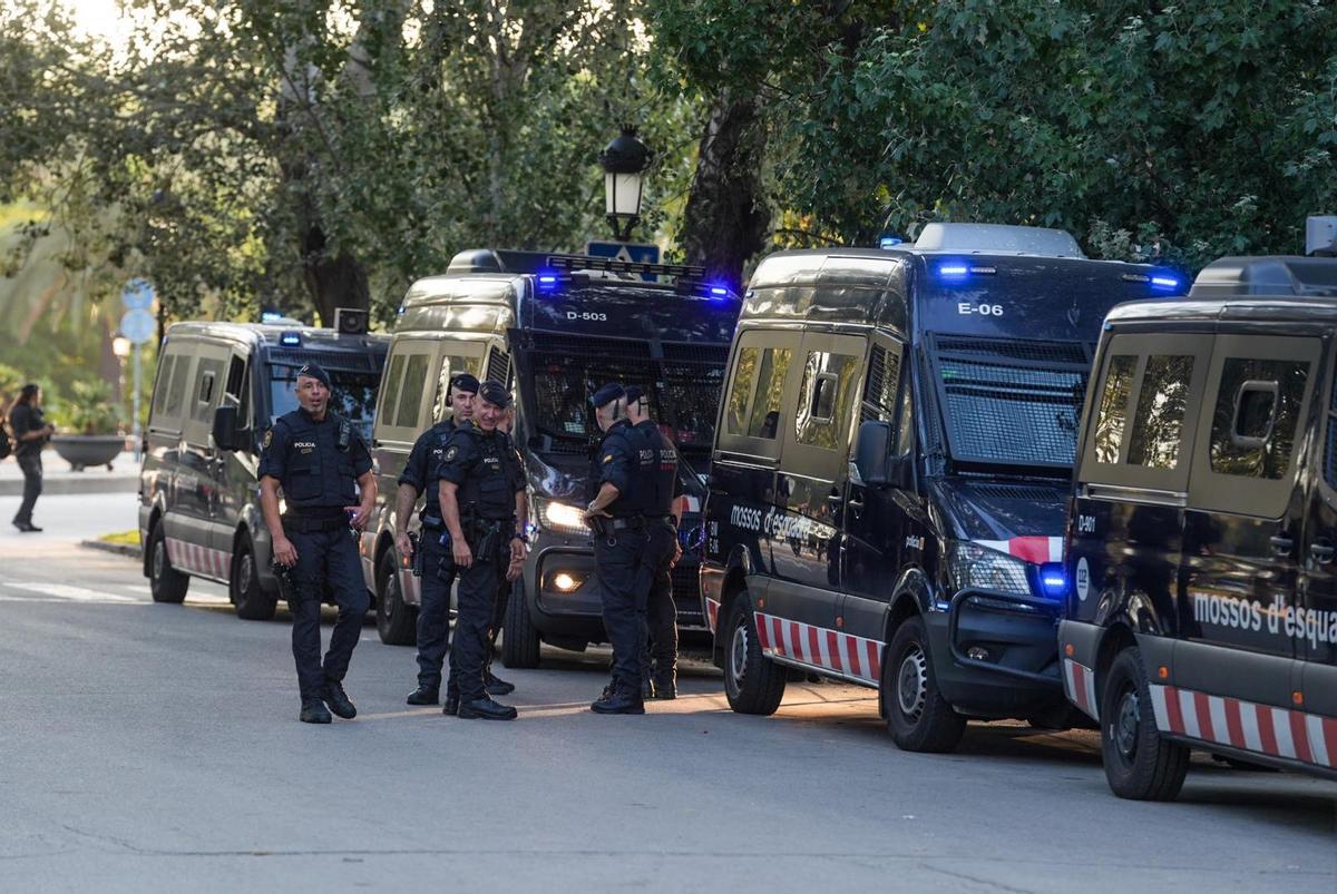 Los Mossos blindan el Parlament a la espera de Puigdemont