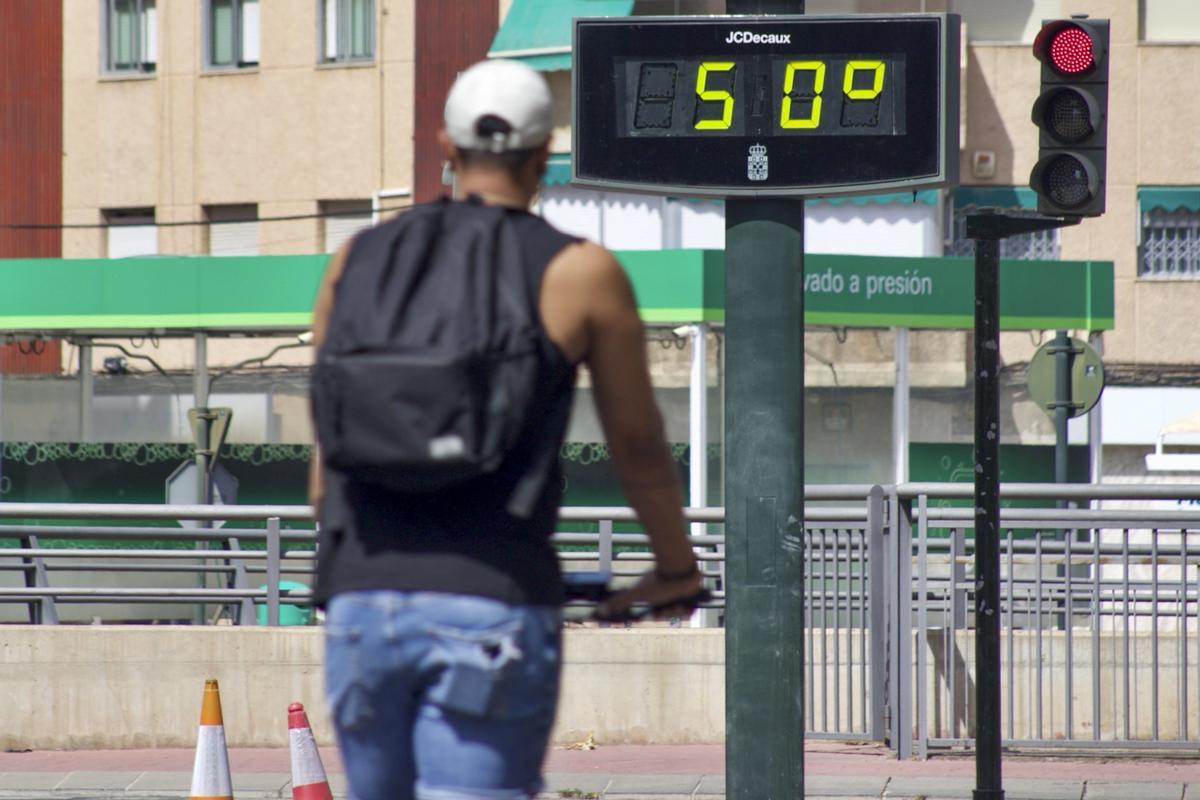 Un termómetro marca 50ºC en Murcia.
