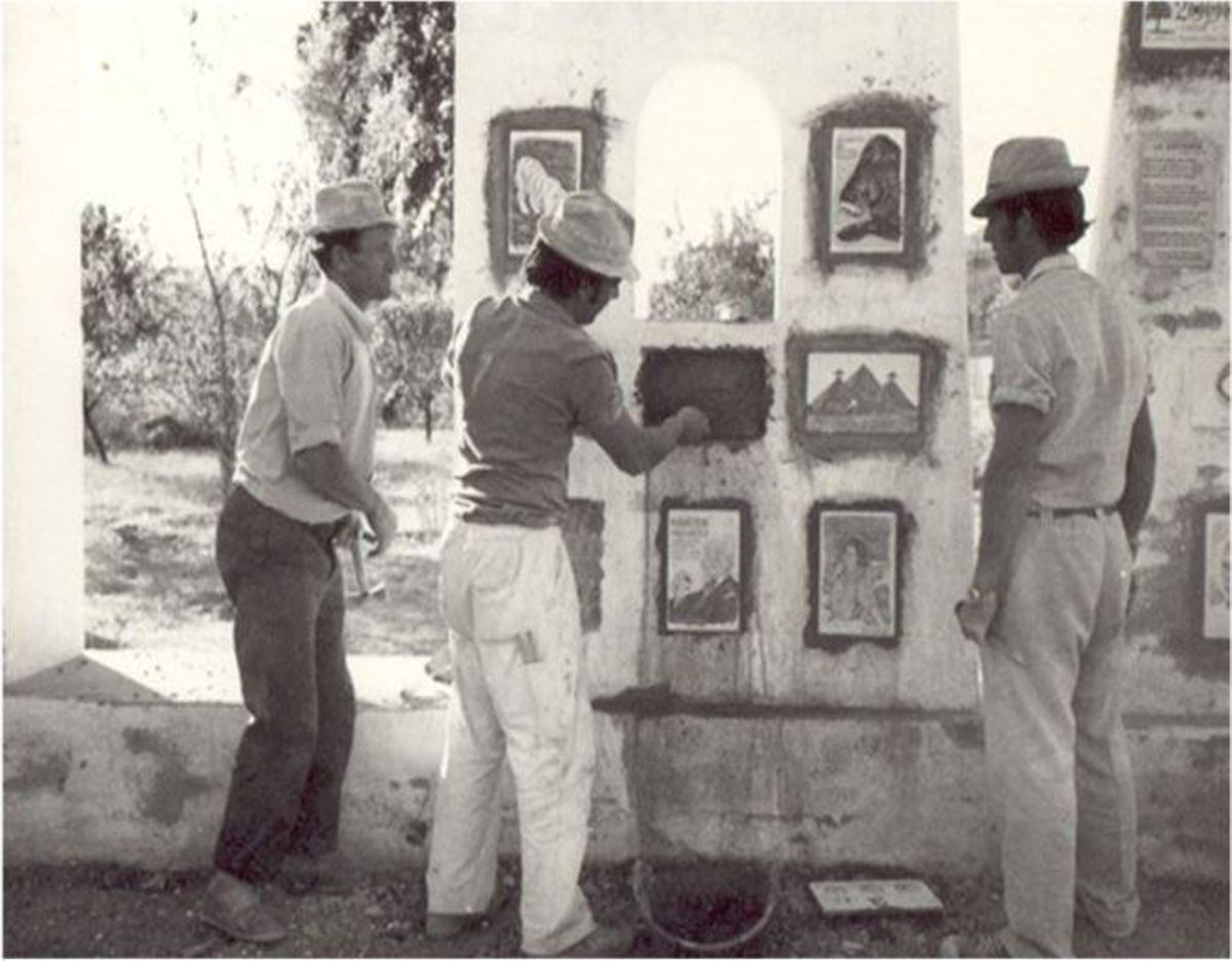 Ángel López Fernandez y otros dos obreros durante la construcción del Monumento a los Ojos en Ambite.