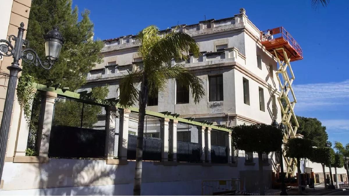 La antigua sede de oficiales es el primer edificio cedido al ayuntamiento.