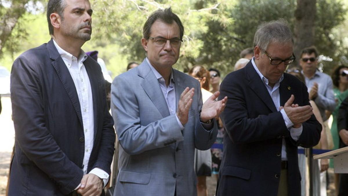 Artur Mas,con el alcalde de Vila-Seca, Josep Poblet, y el 'conseller' Santi Vila, durante el minuto de silencio por el accidente de Santiago.